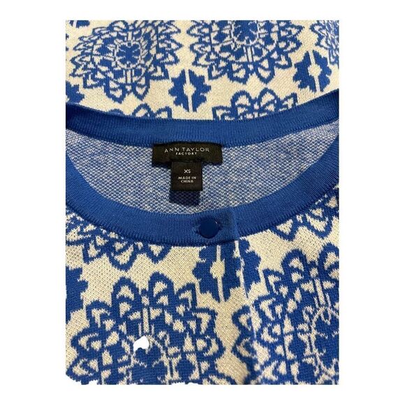 Ann Taylor Factory Women’s XS Blue & White Floral Medallion Button Front Cardiga - Picture 4 of 5